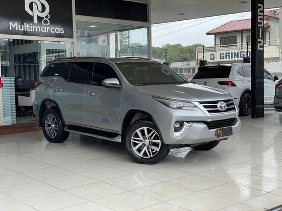 TOYOTA HILUX SW4 2.8 SRX 4X4 7 LUGARES 16V TURBO INTERCOOLER DIESEL 4P AUTOMÁTICO TOYOTA HILUX SW4 2.8 SRX 4X4 7 LUGARES 16V TURBO INTERCOOLER DIESEL 4P AUTOMÁTICO
